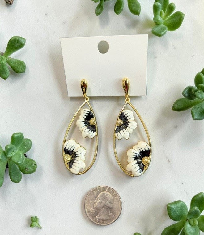 Gold trim flower detail earrings