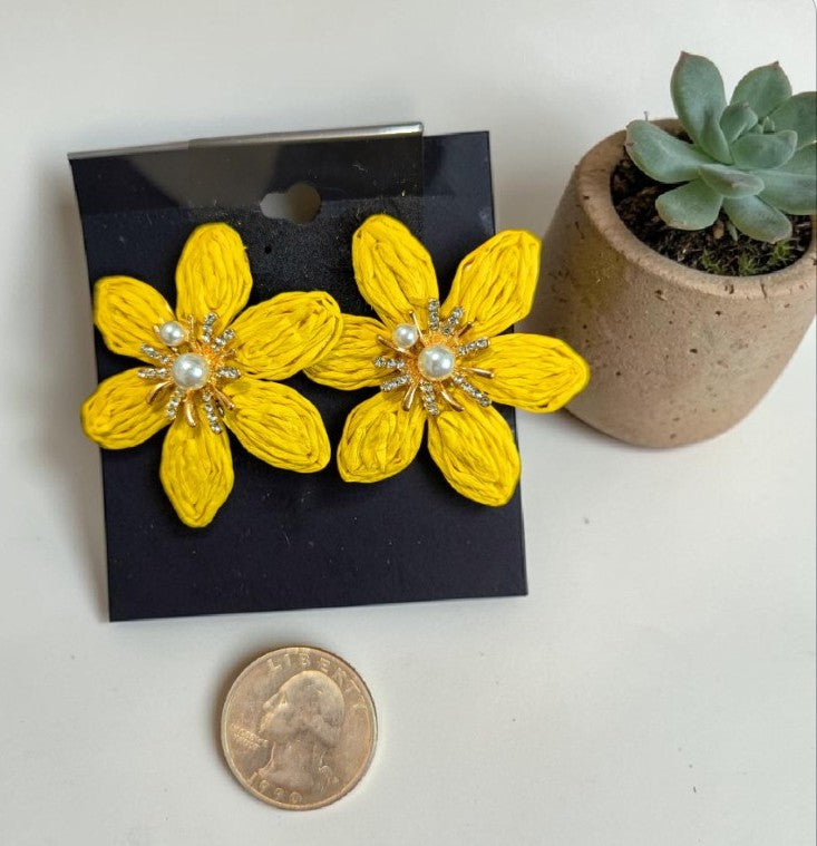 Petal pearl center earrings
